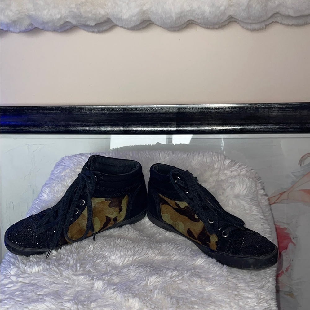 Kurt Geiger Carvela Stylish Black and Camouflage High-Top Sneakers - Picture 2 of 9